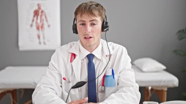 Młody Biały Mężczyzna Lekarz Robi Wideo Rozmowy Klinice — Wideo stockowe