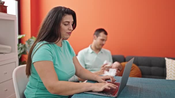Ung Mor Med Sin Familj Använder Laptop Hemma — Stockvideo
