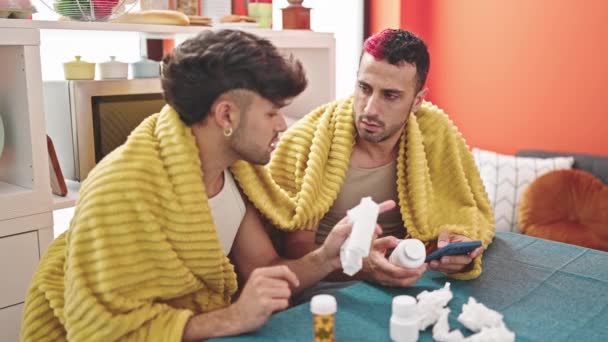 Dois Homens Casal Consultar Informações Médicas Por Smartphone Sala Jantar — Vídeo de Stock