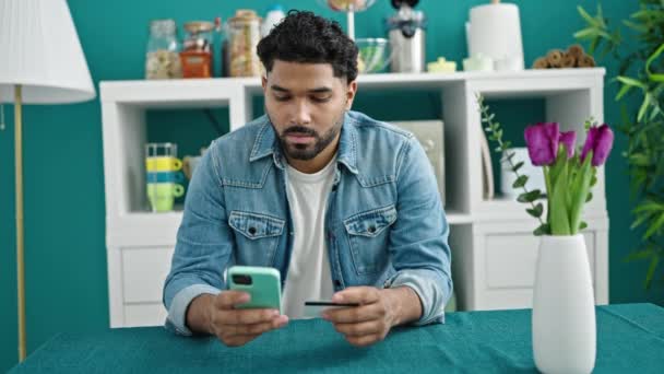 African American Άνθρωπος Ψώνια Smartphone Και Πιστωτική Κάρτα Κάθεται Στο — Αρχείο Βίντεο
