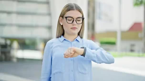 Jovem Loira Mulher Empresária Olhando Relógio Dizendo Não Com Cabeça — Vídeo de Stock