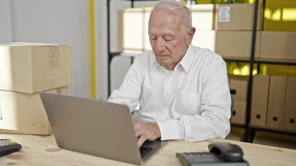 Senior Hombre Pelo Gris Comercio Electrónico Trabajador Negocios Utilizando Ordenador — Vídeos de Stock