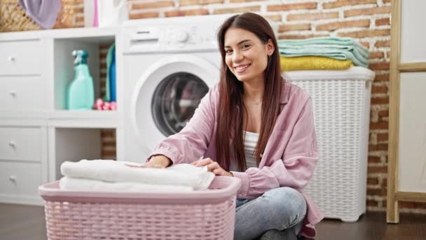 Jonge Mooie Spaanse Vrouw Glimlachend Zelfverzekerd Aanraken Gevouwen Handdoeken Wasruimte — Stockvideo