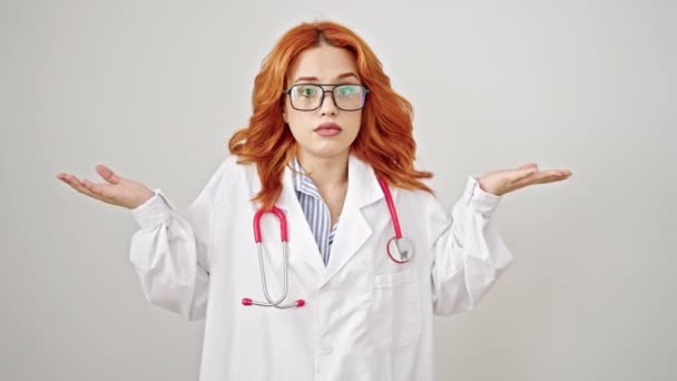 Młoda Ruda Kobieta Lekarz Stojący Bez Pojęcia Odizolowanym Białym Tle — Wideo stockowe