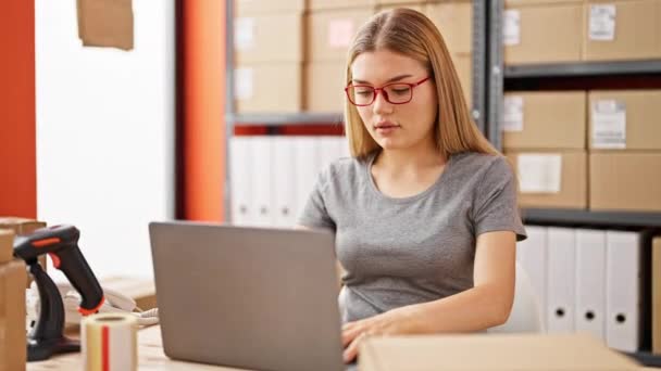 Młoda Blondynka Kobieta Commerce Pracownik Pomocą Laptopa Biorąc Okulary Zestresowany — Wideo stockowe