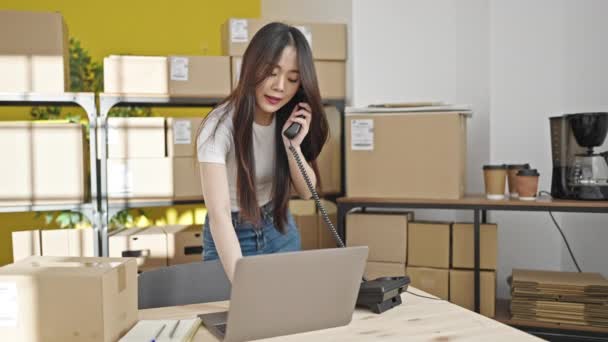Mladá Číňanka Ekommerce Obchodní Pracovník Pomocí Notebooku Mluvit Telefonu Kanceláři — Stock video
