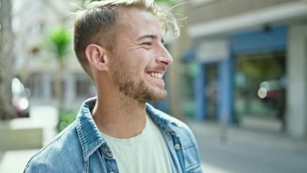 Νεαρός Καυκάσιος Άνδρας Χαμογελά Αυτοπεποίθηση Κοιτάζοντας Προς Την Πλευρά Του — Αρχείο Βίντεο