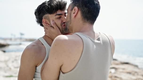 남자가 자신있게 미소짓고 껴안고 해변에서 키스를 — 비디오