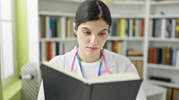 Jovem Bela Mulher Hispânica Médico Sorrindo Livro Leitura Confiante Universidade — Vídeo de Stock