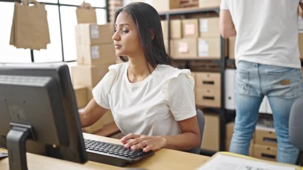 Hombre Mujer Comercio Electrónico Trabajador Negocios Utilizando Computadora Trabajo Oficina — Vídeo de stock