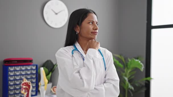 Αφροαμερικανή Γιατρός Στέκεται Αμφιβολία Σκέψης Έκφραση Στην Κλινική — Αρχείο Βίντεο