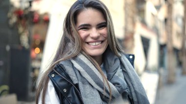 Sokakta kendine güvenen güzel İspanyol kadın.