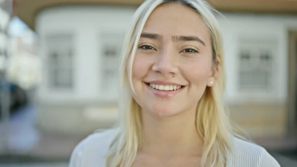 Mladý Krásný Hispánec Žena Usměvavý Jistý Stojící Ulici — Stock fotografie