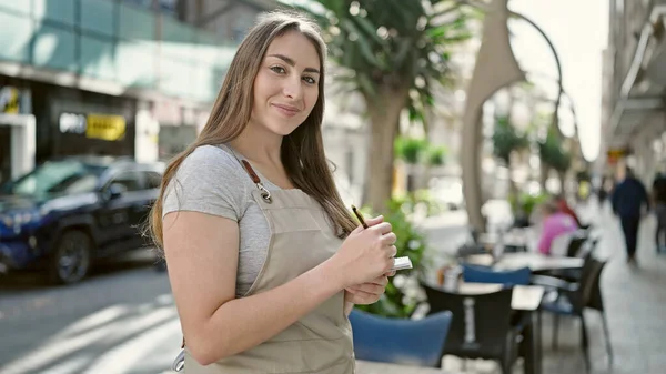 Ung Vacker Latinamerikansk Kvinna Servitris Ler Säker Anteckningar Kafé Terrass — Stockfoto