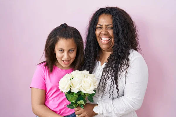 Madre Hija Joven Sosteniendo Ramo Flores Blancas Sonriendo Riendo Voz —  Fotos de Stock