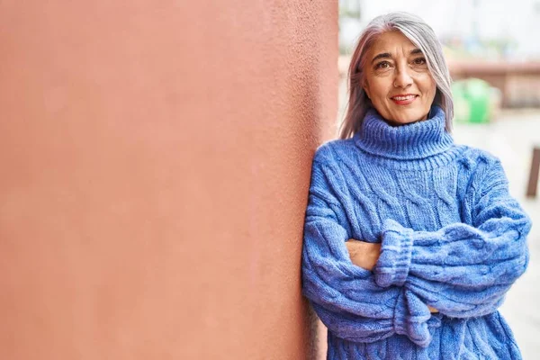 Middle Age Grey Haired Woman Smiling Confident Standing Arms Crossed — Stock Photo, Image