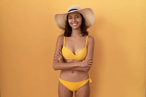 Mulher Hispânica Jovem Usando Biquíni Chapéu Verão Rosto Feliz Sorrindo — Fotografia de Stock