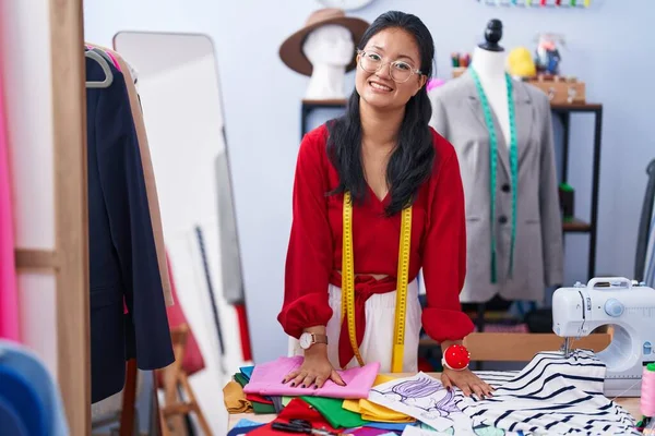 Young Chinese Woman Tailor Smiling Confident Standing Atelier — ストック写真