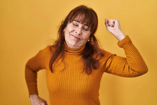 Hispanische Frau Mittleren Alters Steht Auf Gelbem Hintergrund Und Streckt — Stockfoto