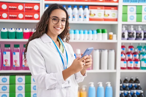 Joven Bella Mujer Hispana Farmacéutica Usando Smartphone Trabajando Farmacia —  Fotos de Stock