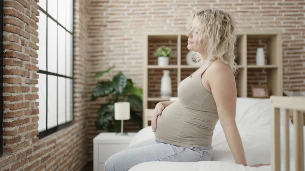 Jonge Zwangere Vrouw Aanraken Buik Zitten Bed Slaapkamer — Stockfoto