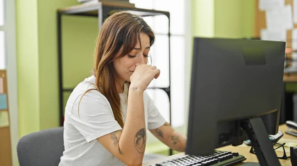 Junge Schöne Hispanische Geschäftsfrau Benutzt Computer Mit Traurigem Gesichtsausdruck Büro — Stockfoto