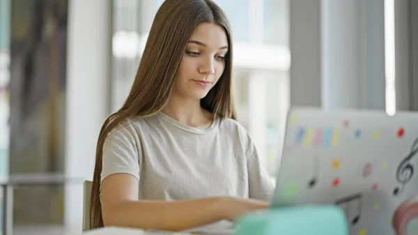 Młoda Piękna Dziewczyna Student Pomocą Laptopa Studiuje Bibliotece — Zdjęcie stockowe