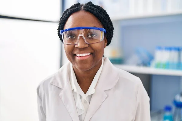 African American Woman Scientist Smiling Confident Standing Laboratory — Stock Photo, Image