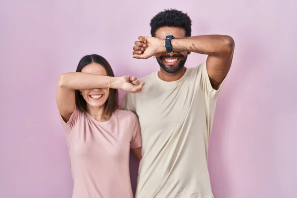 Young Hispanic Couple Together Pink Background Smiling Cheerful Playing Peek — Stock Photo, Image
