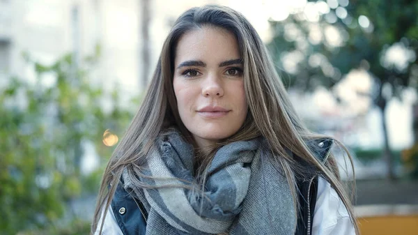 Junge Schöne Hispanische Frau Steht Mit Ernstem Gesichtsausdruck Auf Der — Stockfoto