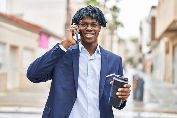 Afro Amerikalı Yönetici Akıllı Telefondan Konuşuyor Sokakta Kahve Içiyor — Stok fotoğraf