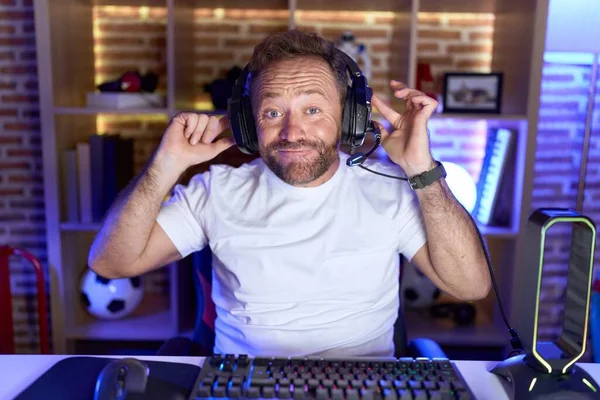 Hombre Mediana Edad Con Barba Jugando Videojuegos Con Auriculares Sonriendo — Foto de Stock