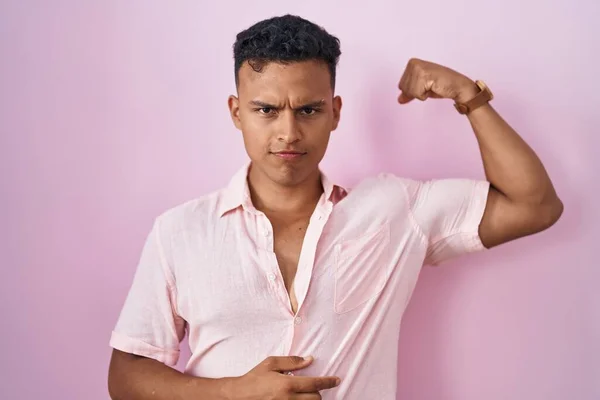 Homem Hispânico Jovem Sobre Fundo Rosa Pessoa Forte Mostrando Músculo — Fotografia de Stock