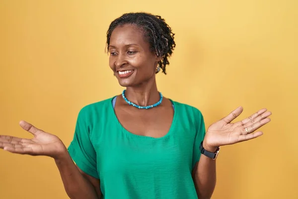 Mujer Africana Con Rastas Pie Sobre Fondo Amarillo Sonriendo Mostrando — Foto de Stock