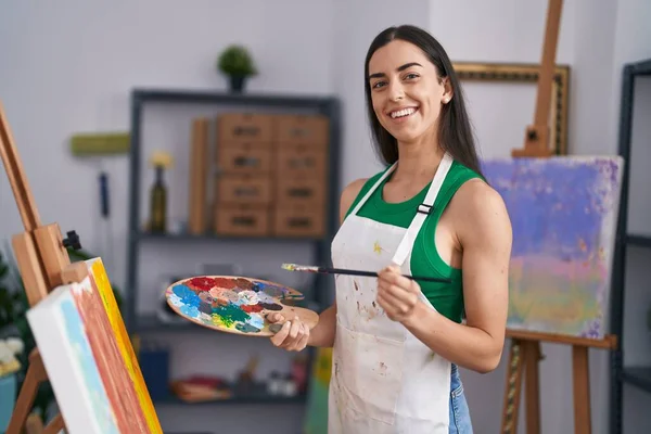 Młoda Latynoska Artystka Uśmiecha Się Pewnie Rysując Pracowni Sztuki — Zdjęcie stockowe