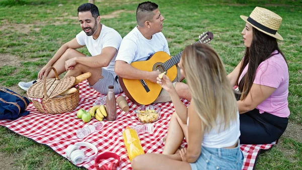 Bir Grup Insan Parkta Piknik Yapıyor — Stok fotoğraf