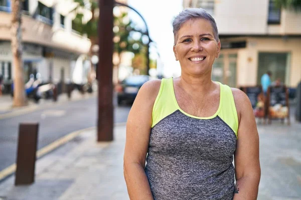 Sokakta Duran Orta Yaşlı Kadın Spor Giyer — Stok fotoğraf