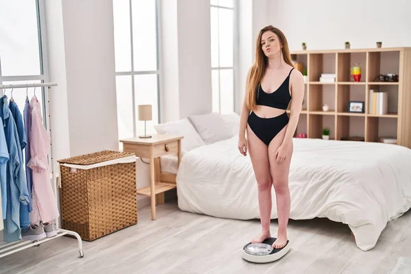 Joven Mujer Caucásica Pie Máquina Peso Para Equilibrar Pérdida Peso — Foto de Stock