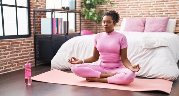 Femme Afro Américaine Faisant Exercice Yoga Dans Chambre — Photo