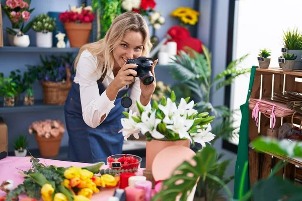 Young Blonde Woman Florist Make Photo Bouquet Flowes Gift Florist — Φωτογραφία Αρχείου