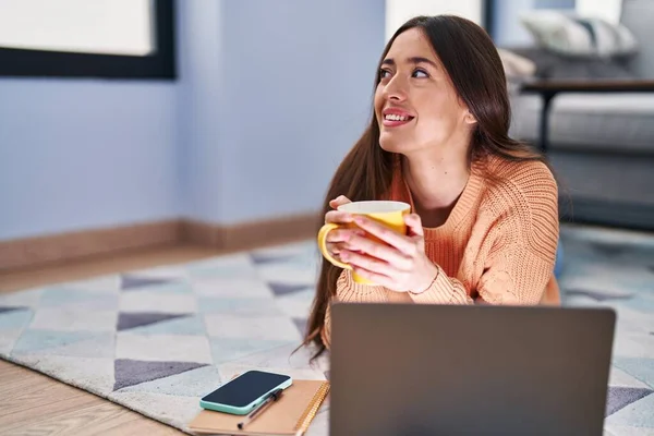 Νεαρή Όμορφη Ισπανόφωνη Γυναίκα Που Χρησιμοποιεί Φορητό Υπολογιστή Πίνοντας Καφέ — Φωτογραφία Αρχείου