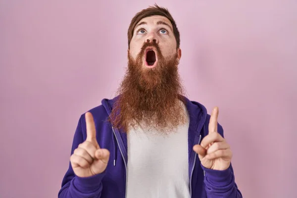 Кавказький Чоловік Довгою Бородою Стоїть Над Рожевим Фоном Вражений Здивований — стокове фото
