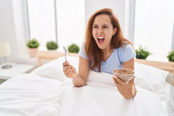 Mujer Morena Desayunando Cama Enojada Loca Gritando Frustrada Furiosa Gritando — Foto de Stock