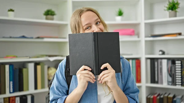 Молода Студентка Блондинка Стоїть Обкладинці Обличчя Книгою Університеті Бібліотеки — стокове фото