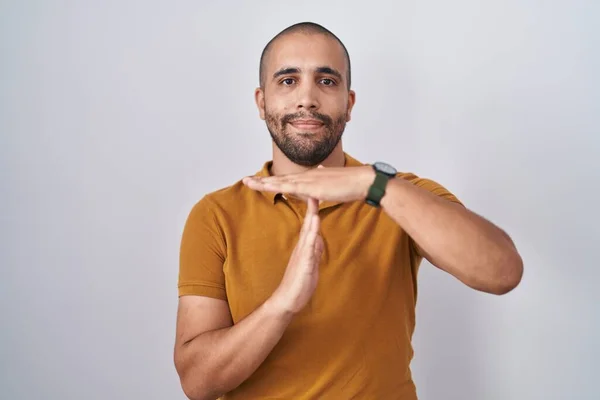Beyaz Arka Planda Sakallı Spanyol Bir Adam Elleriyle Jest Yapıyor — Stok fotoğraf