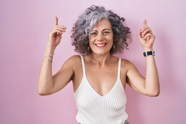 Žena Středního Věku Šedými Vlasy Stojící Nad Růžovým Pozadím Usmívající — Stock fotografie