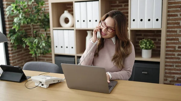 Jovem Bela Mulher Hispânica Empresária Falando Por Telefone Usando Laptop — Fotografia de Stock