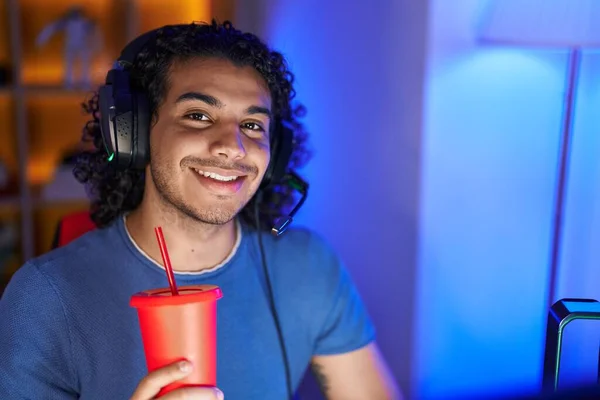 Junger Mann Aus Lateinamerika Lächelt Selbstbewusst Und Trinkt Getränk Spielhalle — Stockfoto