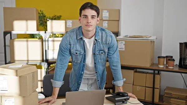 Genç Spanyol Adamı Ofiste Ciddi Bir Ifadeyle Dizüstü Bilgisayar Kullanıyor — Stok fotoğraf