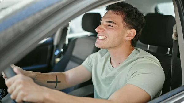 Junger Hispanischer Mann Gestresst Auto Auf Straße — Stockfoto